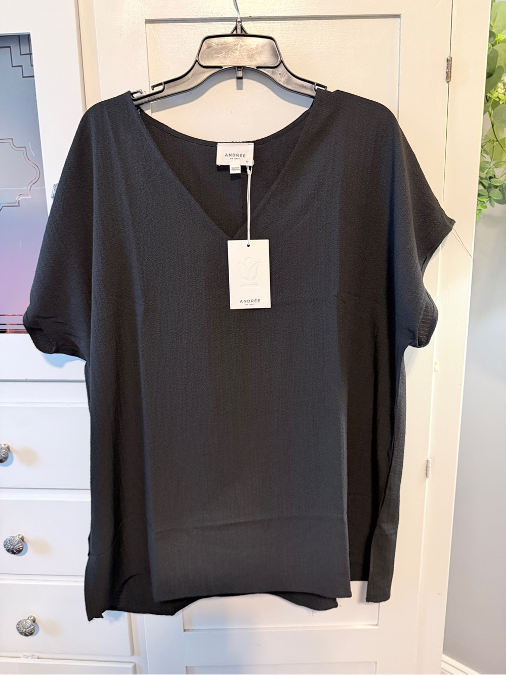 ANDREE BY UNIT Black V-Neck Short Sleeve Blouse